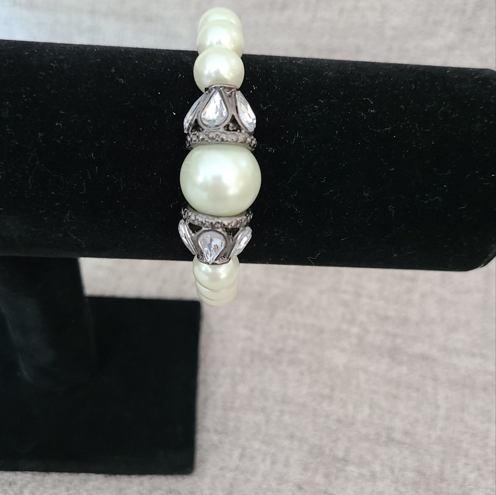 Bracelet. Stretch pearl, rhinestone and silver bracelet. - Picture 3 of 3